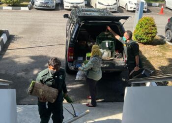 ANGGOTA Perhilitan membawa keluar peralatan menyimpan beberapa spesies burung dilindungi dalam kes melibatkan seorang pekebun di Mahkamah Sesyen Alor Setar, Kedah hari ini. - UTUSAN/MOHD. RAFIE AZIMI