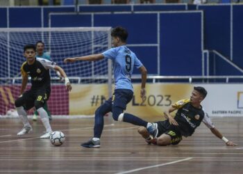 PEMAIN Pulau Pinang, Muhamad Razin Abdul Rahim (tengah) melepasi kawalan pemain Terengganu, Mohd. Hafizi Ismail pada perlawanan MPFL di Stadium Negeri, Kuala Terengganu, hari ini. - UTUSAN/PUQTRA HAIRRY ROSLI 