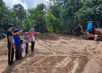 NURFARRA Asyikin Norazmi (kanan) bersama empat adiknya menunjukkan tapak rumah baharu yang akan dibina oleh LZNK di Kampung Pasir Puteh, Tualak, Kuala Nerang, Padang Terap - UTUSAN/MOHD. RIFAAT ABD. HAMID