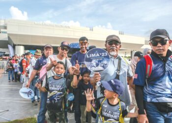 ORANG ramai beratur panjang seawal pukul 6.45 pagi bagi menyaksikan Pameran LIMA '23 yang dibuka kepada orang awam bermula semalam di MIEC di Langkawi, Kedah. - UTUSAN/ SHAHIR NOORDIN