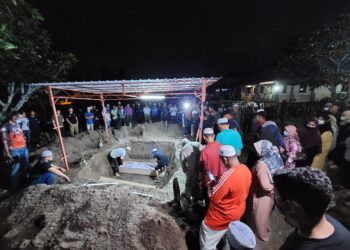 ORANG ramai membanjiri kawasan Tanah Perkuburan Islam Masjid Permatang Pasir di Permatang Pauh awal pagi ini bagi menyaksikan upacara pengebumian jenazah empat beranak yang terbunuh dalam satu nahas jalan raya di Ipoh, Perak.