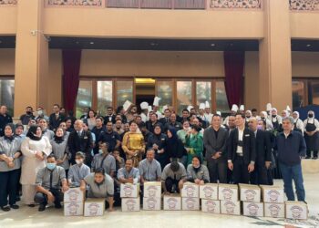 SEBANYAK 1,000 kotak makanan dan keperluan dapur disumbangkan  kepada para petugas hotel di Royale Chulan Hotels and Resorts.
