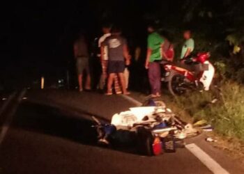 KEADAAN motosikal ditunggang Muhammad Azroy Naqiu Hasnihas yang bergesel dengan sebuah lori di Kilometer 41 Jalan Lipis-Jerantut di Lipis, Pahang malam tadi.