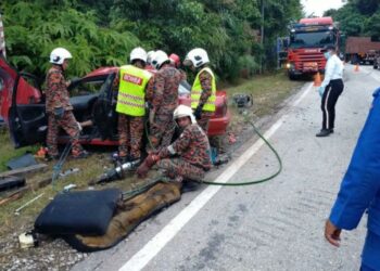 ANGGOTA bomba mengeluarkan mangsa yang tersepit dalam kemalangan maut di Kilometer 19 Jalan Lipis-Merapoh di Lipis, Pahang, hari ini.