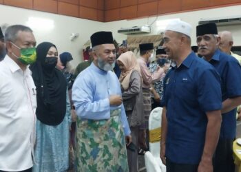 SYED Abu Hussin Hafiz Syed Abdul Fasal (tengah)  beramah mesra dengan tetamu pada majlis sambutan Aidilfitri di Changkat Jering, Bukit Gantang, Perak, semalam. - UTUSAN/WAT KAMAL ABAS
