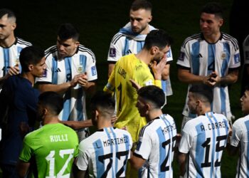 PENJAGA gol Perancis, Hugo Lloris tidak mampu menahan kecewa selepas gagal mempertahankan Piala Dunia setelah tewas kepada Argentina pada perlawanan akhir semalam. - AFP