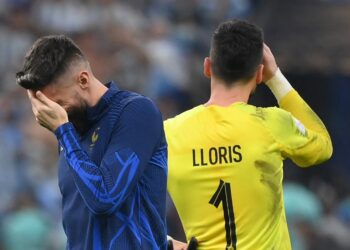 DUA bintang veteran Perancis, Hugo Lloris (kanan) dan Olivier Giroud tidak mampu menahan kecewa selepas pasukan mereka kalah kepada Argentina dalam final Piala Dunia 2022 awal pagi tadi. - AFP