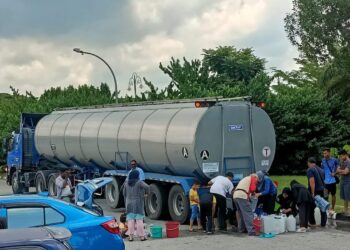 ORANG ramai beratur bagi mendapatkan bekalan air dari lori tangki di Seri Manjung di Lumut. - UTUSAN/MEDIA SOSIAL