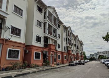 LOKASI pangsapuri di Danau Kota, Kuala Lumpur di mana seorang kanak-kanak terbunuh dipercayai dicampak keluar oleh datuk tirinya, semalam. - UTUSAN/OMAR ZIN