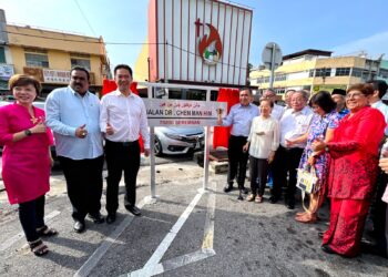 ANTHONY Loke Siew Fook (empat dari kiri) ketika merasmikan majlis pelancaran nama baharu bagi Jalan Temiang kepada Jalan Dr. Chen Man Hin di Seremban hari ini.-UTUSAN/ZAKKINA WATI AHMAD TARMIZI.