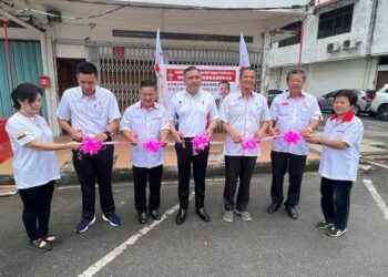 ANTHONY Loke Siew Fook (empat dari kanan) memotong riben bersempena perasmian Pejabat DAP Perlis di Padang Besar, Perlis, hari ini. -UTUSAN/ASYRAF MUHAMMAD