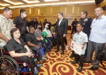 LOKE beramah mesra dengan pemandu  e-hailing OKU di Kementerian Pengankutan, Putrajaya. - UTUSAN/FAISOL MUSTAFA