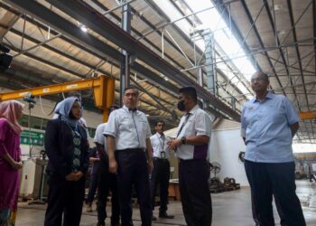 ANTHONY Loke ketika membuat lawatan ke depoh selepas Pelancaran Program Tenaga Boleh Diperbaharui ERL di Kompleks ERL Air-Rail di Sepang, Selangor. - UTUSAN/FAISOL MUSTAFA