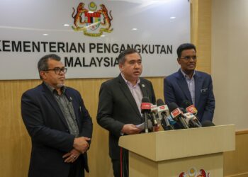 ANTHONY Loke ketika sidang akhbar di Kementerian Pengangkutan, Putrajaya. - UTUSAN/MOHD HUSNI MOHD NOOR