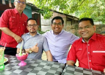 LOKMAN Noor Adam (kanan) pernah bersama Adham Baba (kiri) dalam beberapa siri program dan antaranya di bahagian Tenggara, Johor. - GAMBAR FACEBOOK HASRUL AKHMAL