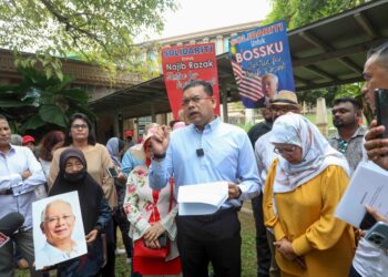 LOKMAN Noor Adam bercakap dalam sidang akhbar penyerahan memorandum keadilan Najib Razak di pekarangan Pejabat Perdana Menteri, Putrajaya. - UTUSAN/FAISOL MUSTAFA