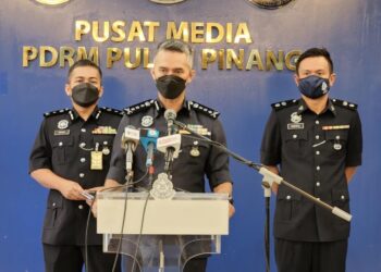 MOHD. SHUHAILY MOHD. ZAIN dalam sidang akhbar mengenai penahanan semula tahanan yang lolos dari lokap di IPK Pulau Pinang, Georgetown hari ini.