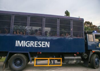 SEBAHAGIAN daripada tahanan etnik Rohingya yang ditahan semula di Depot Imigresen Sementara Relau, Bandar Baharu, Kedah. - UTUSAN/SHAHIR NOORDIN