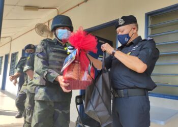 WAN Hassan Wan Ahmad menyampaikan sumbangan raya kepada anggota PGA yang bertugas di sempadan Malaysia dan Thailand, Bukit Kayu Hitam, hari ini. - UTUSAN/ZAID MOHD. NOOR