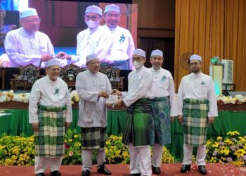 MOHD. Amar Nik Abdullah (kiri) ketika mengiringi Menteri Besar Kelantan, Datuk Ahmad Yakob (dua dari kiri) menyampaikan Anugerah Tokoh Pimpinan Istiqamah pada Majlis Sambutan Jubli Emas Pas Kawasan Pengkalan Chepa di PUTIK, Pengkalan Chepa, Kota Bharu malam tadi. - UTUSAN/MUSTAQIM MOHAMED
