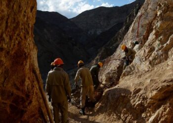 PEKERJA Afghanistan melakukan kerja-kerja melombong sumber mineral di kilang berdekatan kampung Qara Zaghan di Baghlan.-AFP