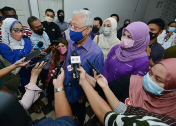 ISMAIL Sabri Yaakob ketika ditemui pemberita selepas melawat  Bella yang kini ditempatkan di sebuah pusat jagaan di bawah selian Jabatan Kebajikan Masyarakat (JKM) di Seremban, Negeri Sembilan, hari ini. - UTUSAN/MOHD. SHAHJEHAN MAAMIN