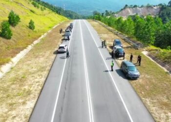ANGGOTA JPJ Negeri Sembilan ketika membuat pemantauan di Jalan Temiang-Pantai, Seremban, Negeri Sembilan.