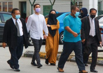 NOOR Neelofa Mohd. Noor ketika keluar dari pekarangan IPD Seremban di Seremban 2, Seremban hari ini selepas selesai memberi keterangan bagi siasatan terhadap beliau yang mengenakan niqab tanpa memakai pelitup muka ketika hadir ke Kompleks Mahkamah Seremban pada 20 Mei lalu.-- UTUSAN/MUHAMMAD IZZAT TERMIZIE