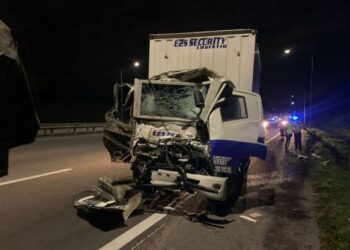 KEADAAN lori yang dipandu mangsa remuk teruk akibat pelanggaran dengan treler Lebuhraya  Utara-Selatan Hubungan Tengah (Elite), Selangor. - FOTO IPD SEPANG