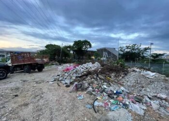 SEBUAH lori jenis Hino ditahan kerana melupuskan sisa binaan di lokasi tidak dibenarkan di Jalan Pintasan Segambut, Kuala Lumpur.