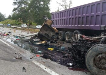 TRELER membawa bijih timah yang terbabas lalu bertembung dengan lori kontena di KM147 LPT berhampiran persimpangan Chenor di Maran, Pahang pagi tadi. - IHSAN JBPM PAHANG