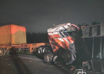 REMUK... Lori yang  bertembung dengan sebuah kontena yang terjatuh di Kilometer 38.6 Lebuhraya Lembah Klang Selatan (SKVE) menghala Banting di Kuala Langat, Selangor, malam tadi.