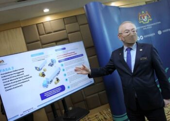WEE Ka Siong dalam sidang akhbar pemain industri logistik di Kementerian Pengangkutan, Putrajaya. - UTUSAN/FAISOL MUSTAFA