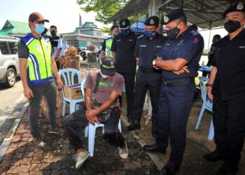 AYOB Khan Mydin Pitchay (dua dari kanan) menyoal seorang pemandu kenderaan perdagangan yang positif dadah selepas melakukan ujian air kencing dalam Op Khas Bersepadu Kenderaan Perdagangan di Plaza Tol Skudai di Johor Bahru, Johor. - UTUSAN/RAJA JAAFAR ALI