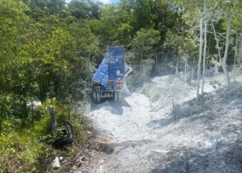 LORI muatan batu kapur yang terbabas masuk ke dalam gaung di Kilometer 306, Lebuh Raya Utara-Selatan arah selatan dekat Kampar hari ini. - FOTO/IHSAN PDRM