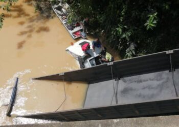 SEBUAH lori terjunam ke dalam Sungai Seboi di Temerloh, Pahang hari ini.