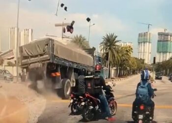 TANGKAP layar daripada video sebuah lori yang dikatakan mengalami masalah brek dan hampir merempuh pengguna jalan raya lain dalam kejadian di persimpangan lampu isyarat Jalan Dato Ismail Hashim/Persiaran Kelicap, Pulau Pinang semalam. - MEDIA SOSIAL
