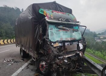 LORI muatan perabot rosak teruk di bahagian depan mengakibatkan pemandunya maut dalam kemalangan jalan raya di Kilometer 42.1, Lebuh Raya Kuala Lumpur-Karak  di Bentong, Pahang. - FOTO/IHSAN IPD BENTONG