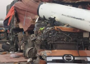 BAHAGIAN depan lori yang membawa muatan papan remuk di hempap batang paip dalam kemalangan maut yang berlaku di Jalan Kuantan-Segamat, dekat Muadzam Shah, awal pagi tadi. Foto: - IHSAN JBPM PAHANG