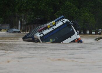 LORI APM dinaiki Maliaman Kassim terbalik ketika dalam perjalanan menghantar bantuan makanan kepada mangsa banjir di Kampung Lebak, Hulu Terengganu, hari ini. - FOTO/PUQTRA HAIRRY ROSLI