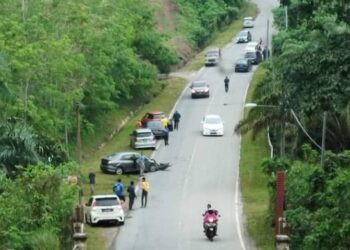 KEADAAN enam buah kereta yang rosak berikutan dilanggar lori muatan batu terundur ke belakang di Kilometer 16, Jalan Jerantut - Lipis berdekatan Bukit Atap, Kuala Tembeling di Jerantut, Pahang. - FOTO /IHSAN PENGGUNA JALAN RAYA