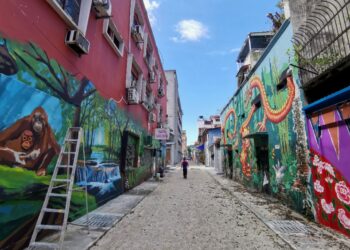LORONG Seni Seremban sedang dinaik taraf bagi mengindahkan imej bandar raya Seremban sekali gus menarik lebih ramai pengunjung. - UTUSAN/MOHD. SHAHJEHAN MAAMIN