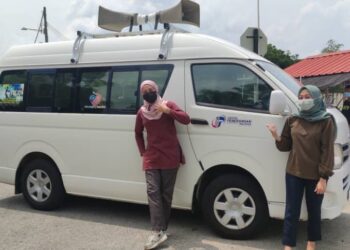 NUR ALLYSHIA Ariana Low (kanan) memberikan hebahan tentang PKPD bersasar di kawasan Perumahan Inderapura di Kuantan, Pahang.