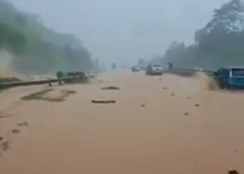 KEADAAN di laluan LPT 2 di Kilometer 393, Ajil-Bukit Besi dekat Hulu Terengganu yang dinaiki air, hari ini. - MEDIA SOSIAL