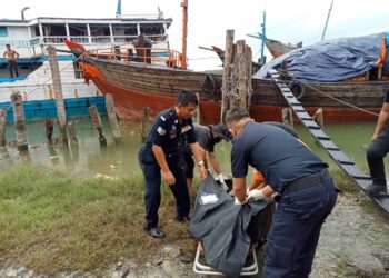 MAYAT Mohd. Razali yang dipercayai terjatuh dari bot tunda ditemukan lemas di Jeti Kelapa Right Base, Jalan Minyak Beku, Batu Pahat.