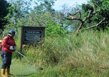 KERJA-kerja memotong rumput giat dijalankan di tapak Kota Lukut di Port Dickson hari ini selepas ia dilaporkan berada dalam keadaan terbiar dan tidak berjaga-UTUSAN/MOHD. SHAHJEHAN MAAMIN.