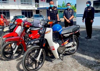 NANDA Maarof (kiri) bersama Ketua Bahagian Siasatan dan Penguatkuasaan Trafik IPD Arau, Mohd. Daniel Mohd. Razali (tengah) memeriksa motosikal yang disita kerana berlumba haram di Balai Polis Arau, Perlis, semalam.–  UTUSAN/ MOHD. HAFIZ ABD. MUTALIB