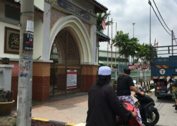 PENDUDUK Kampung Sungai Udang di Klang, Selangor berpatah balik setelah Masjid Darul Muttaqin ditutup untuk solat Jumaat berikutan pelaksanaan PKPB.