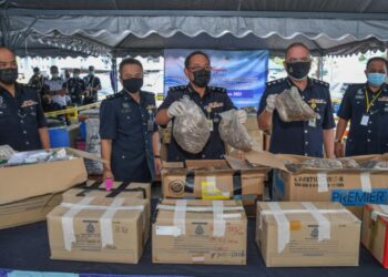 NORHALID Kimi (tengah) menunjukkan pelbagai jenis dadah bernilai RM5.6 juta yang dilupuskan di IPK Terengganu di Kuala Terengganu, hari ini. - UTUSAN/PUQTRA HAIRRY ROSLI