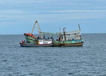 ANTARA empat bot nelayan Vietnam yang dilucut hak ditenggelamkan di perairan Pulau Perhentian di Besut, Terengganu, hari ini.